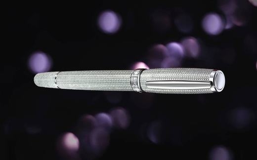 
Hãng trang sức và đồng hồ Thụy Sĩ Chopard cũng đã từng gây ấn tượng với chiếc bút từ vàng trắng 18-carat đính kim cương. Giá bán của nó là 95.000 bảng (gần 3 tỉ đồng). (Ảnh: Internet)