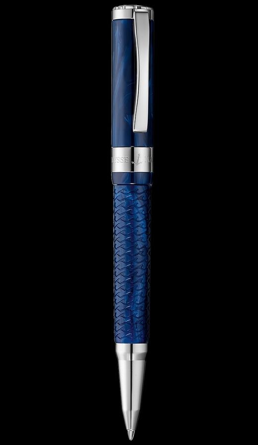 
Ở phân khúc "cấp thấp", những chiếc bút cho giới nhà giàu cũng không hề rẻ. Như chiếc màu xanh sang trọng và nổi bật này được chế tác bởi Ulysse Nardin. Với nguyên liệu chủ yếu là bạc và nhựa thông, chiếc bút này có giá khoảng 1.350 Bảng (hơn 42 triệu đồng). (Ảnh: Internet)
