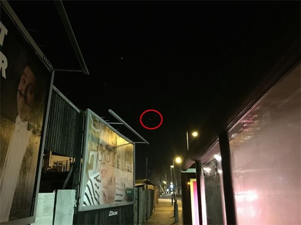 
Bức ảnh anh Simon chụp lại UFO mà anh đã chứng kiến. (Ảnh: Mirror)