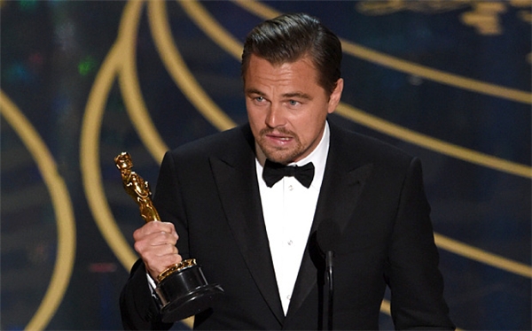 
Leonardo Dicaprio cầm tượng vàng Oscar danh giá trong xúc động. (Ảnh: Internet)