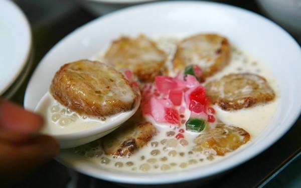 Chè chuối nướng nổi tiếng trên phố Nguyễn Bỉnh Khiêm có giá 15.000 đồng/bát, không chỉ thơm ngon mà còn được bày trí vô cùng mãn nhãn. (Ảnh: Internet)