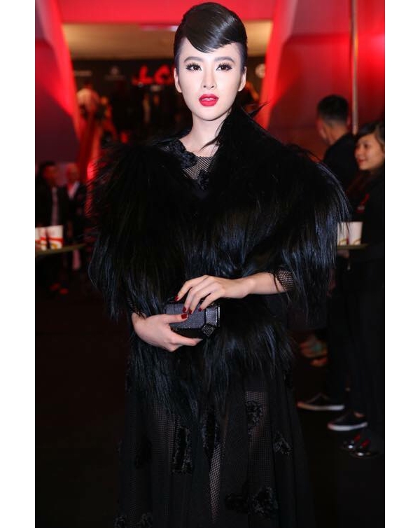 
Lấy ý tưởng từ vẻ đẹp huyền thoại của Audrey Hepburn, Angela Phương Trinh mang đến sự thanh lịch, sang trọng của phong cách thời trang cổ điển trên thảm đỏ show diễn Thu - Đông 2015 của nhà thiết kế Đỗ Mạnh Cường.