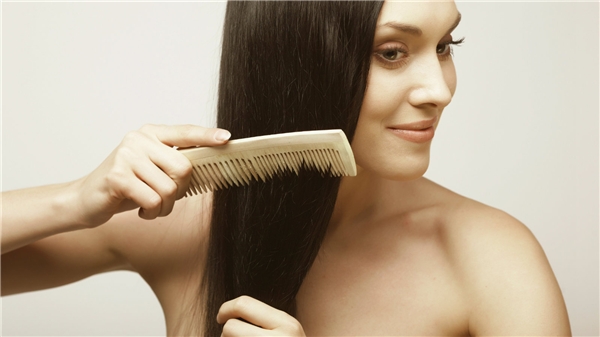 
Chải tóc và mát xa sẽ kích thích tóc mọc nhanh hơn. (Ảnh: Internet)
