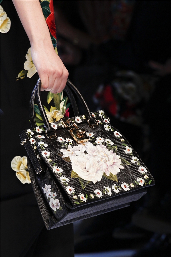 
Vẻ đẹp của các loài hoa luôn là nguồn cảm hứng bất tận trong các thiết kế của Dolce and Gabbana.