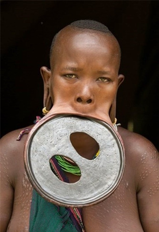 
Ataye Eligidagne thuộc bộ lạc Surma xác lập kỷ lục thế giới về việc có thể đeo đĩa môi có đường kính lên tới 19,5 cm và chu vi 59,5 cm.