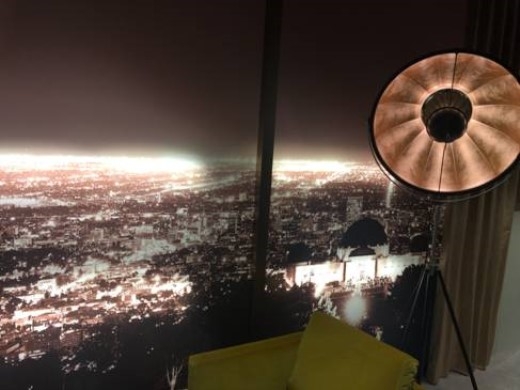 
Hệ thống đèn trong phòng tạo cảm giác căn phòng trên ngọn đồi Hollywood nhìn ra toàn cảnh thành phố Los Angeles như 1 bức tranh sinh động.