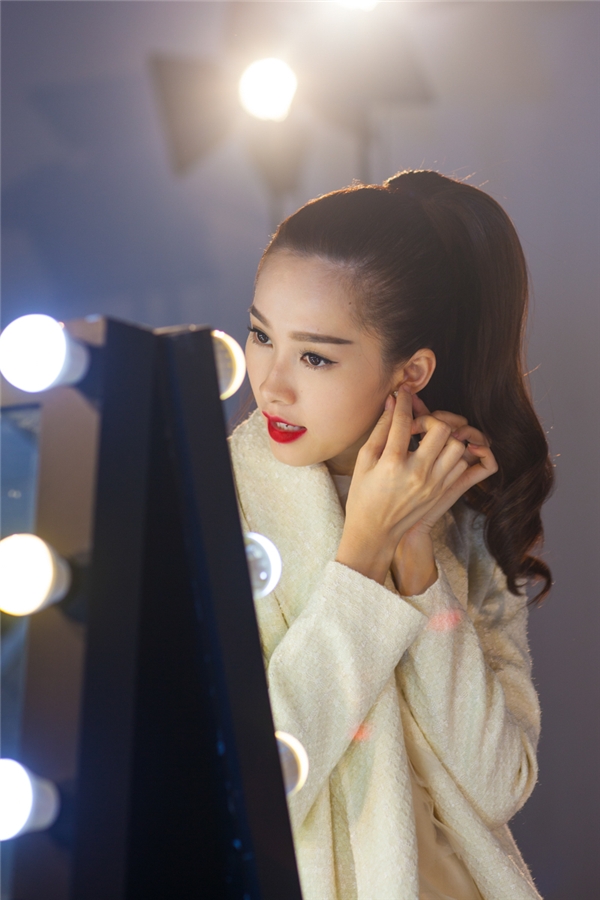 
Kiểu trang điểm tự nhiên với điểm nhấn ở màu môi đỏ càng giúp Thu Thảo trở nên ấn tượng, quý phái hơn. Gương mặt của Hoa hậu Việt Nam 2012 gần như không có góc chết.