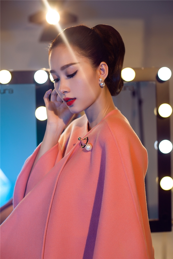 
Chính gu thời trang đỉnh cao cùng hình ảnh sạch trong suốt những năm qua đã giúp Thu Thảo lọt vào mắt xanh của nhiều thương hiệu thời trang danh tiếng. Vào đầu năm nay, Hoa hậu Việt Nam 2012 chính thức trở thành gương mặt đại diện, đại sứ cho một thương hiệu lớn trong nước.