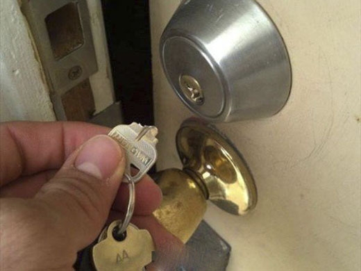 
Khi cửa nhà đã khóa còn bạn thì đang đứng ở ngoài với một chiếc chìa khóa như thế này. (Ảnh: Internet)