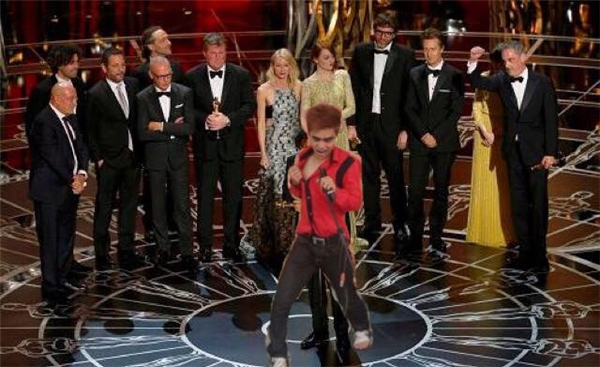 
Hát mừng chiến thắng của thần tượng ngay trên sân khấu Oscar luôn, chàng thanh niên cho biết "đến bây giờ tôi vẫn chân đập tim run"!