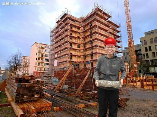 
Sau khi thay đổi hình nên và điểm thêm mũ đỏ thì anh bỗng chốc trở thành công nhân xây dựng. (Ảnh: Internet)