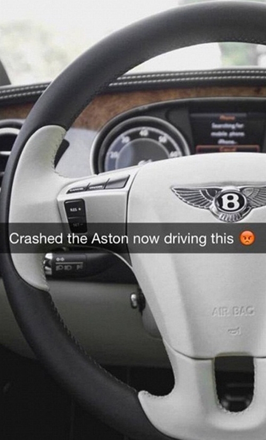 
Một anh chàng khác thì tỏ ra tiếc nuối vì lỡ tay tông hỏng chiếc Aston nên đành lái tạm chiếc Bentley. (Ảnh: Internet)