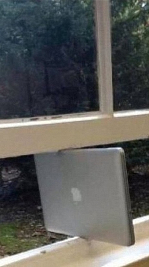 
iPad vừa được dùng làm đồ chặn cửa sổ... (Ảnh: Internet)