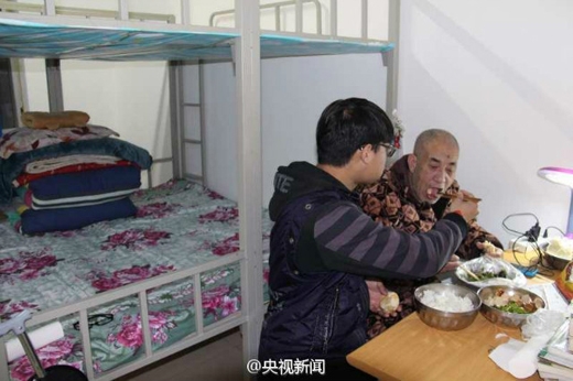 
Vì cha già bị liệt, không ai chăm sóc nên cậu sinh viên Zhao Delong đã xin nhà trường cho cha sống cùng mình trong kí túc xá. (Ảnh: shanghaiist)