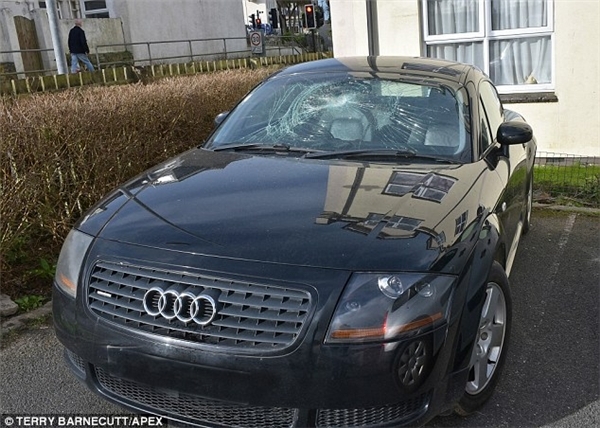 
Chiếc xe Audi TT được cho là tài sản của một người ăn xin được phát hiện trong tình trạng bị vỡ kính. (Ảnh: Daily Mail)