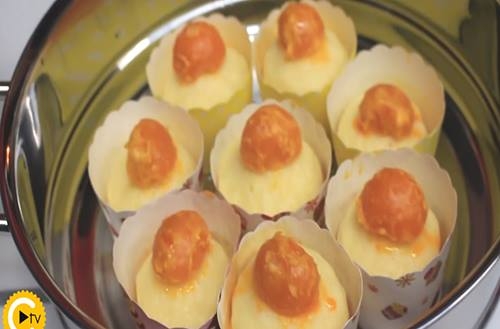 Cách nướng bánh bông lan trứng muối khi không có lò