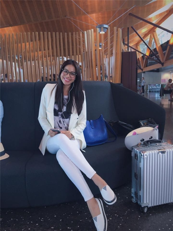 
Diện áo phông cùng quần jeans đơn giản, Phạm Hương cũng mang đến vẻ ngoài cá tính, mạnh mẽ khi phối cùng áo vest trắng đồng điệu. Hoa hậu Hoàn vũ Việt Nam 2015 hiện đang có chuyến công tác đến đất nước New Zealand.
