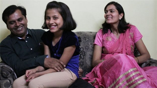 
Vợ bác sĩ Ganesh – chị Trupti Rakh (phải) nói rằng tuy rất lo về quyết định của chồng nhưng chị vẫn rất tự hào về anh. (Ảnh: BBC)