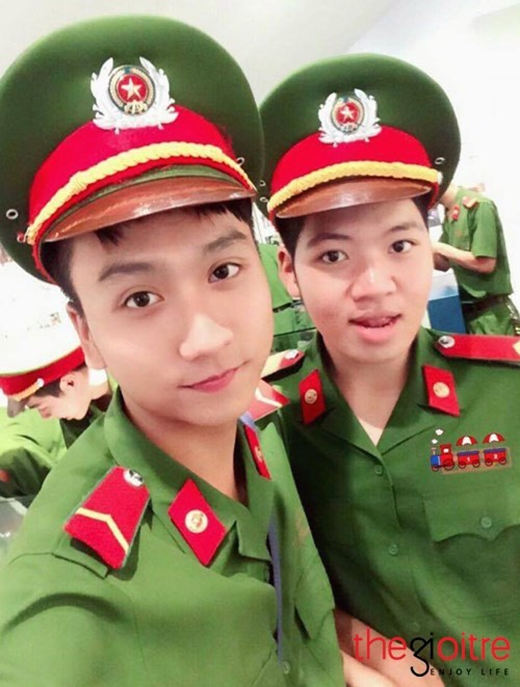 
Chàng hot boy cảnh sát tên thật là Nguyễn Trung Anh sinh năm 1996 ở Hà Nội. Anh chàng hiện đang là cảnh sát bảo vệ tại Phòng Cảnh sát Bảo vệ PC65.