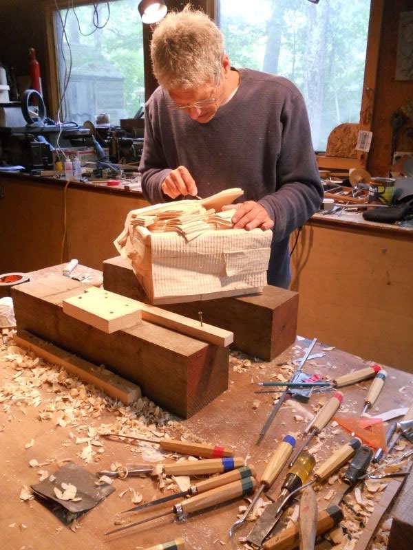 
Randall Rosenthal chăm chú bên tác phẩm của mình. Ông chia sẻ: “Tôi rất háo hức khi bắt đầu thực hiện tác phẩm này. Từng chi tiết của chiếc thùng hiện rõ trong đầu và tôi chỉ việc biến nó thành hiện thực. Có khi tôi cắt trúng tay mà không hay biết, cho đến khi thấy máu dính trên khối gỗ”. (Ảnh: Randall Rosenthal)