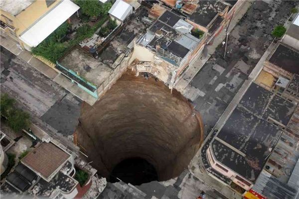 
Cận cảnh cái hố rộng 18 mét và sâu 60 mét ở thành phố Guatemala, năm 2010. (Ảnh: Reddit)