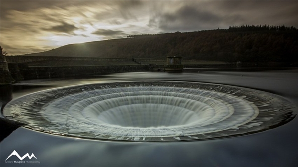 
Lỗ tháo nước ngăn tràn đập tại Ladybower Reservoir, Anh. (Ảnh: Muz Muzzymuz)