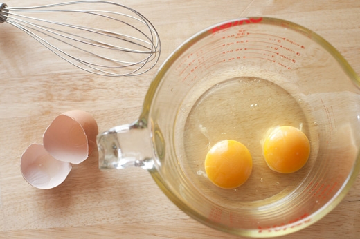 
Dù có mùi hơi khó chịu nếu thoa lên da nhưng trứng sẽ giúp da trắng sáng lên trông thấy. (Ảnh: Internet)
