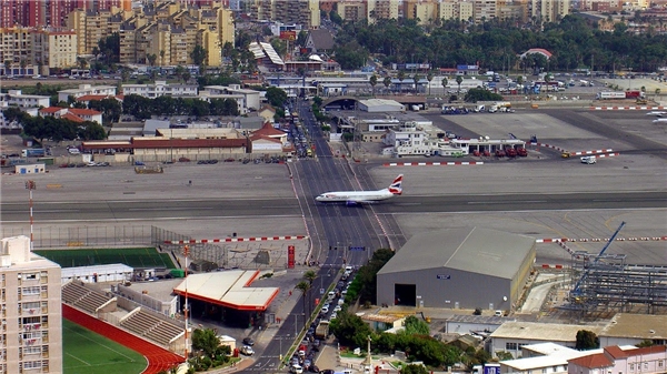 
Một con đường cắt ngang đường băng ở sân bay quốc tế Gibraltar. (Ảnh: Reddit)