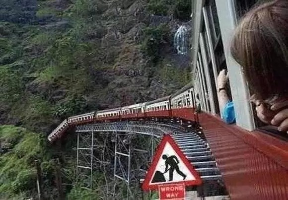 
Phía sau lưng là đoàn tàu đang bị rơi xuống núi, chắc hẳn người chụp ảnh này có một "thần kinh thép". (Ảnh: Internet)