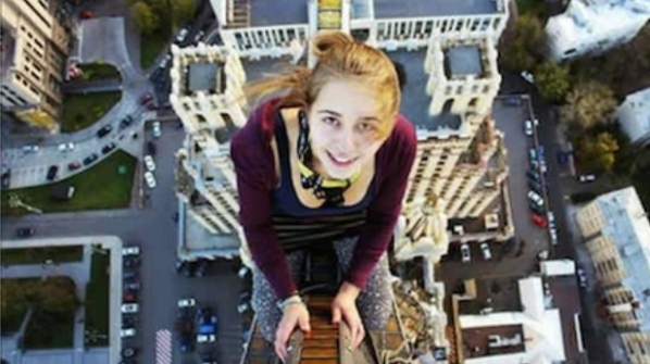 
Cô gái 17 tuổi- Xenia đã không may tử vong sau khi chụp bức ảnh này. Đây là bức ảnh chụp trong trào lưu chụp ảnh selfie trên một cây cầu nổi tiếng ở Nga. (Ảnh: Internet)