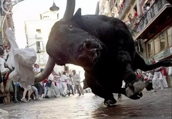 
Một chú bò tót đang lao về phía máy chụp ảnh trong một trận đấu bò ở Tây Ban Nha. (Ảnh: Internet)