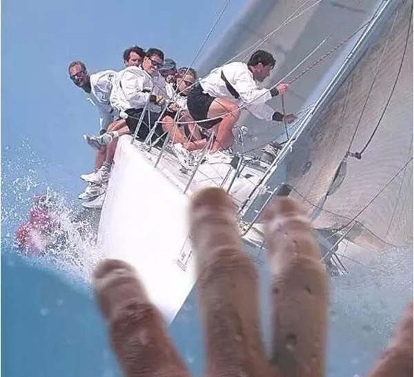 
Người đàn ông này đã vô tình bấm phải nút bấm của máy chụp hình khi rơi khỏi thuyền. (Ảnh: Internet)