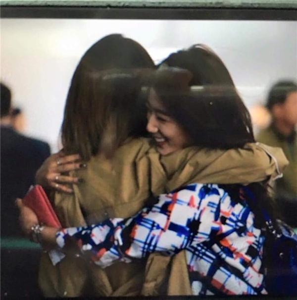 Thích thú Park Shin Hye và Sooyoung ôm nhau thắm thiết tại sân bay