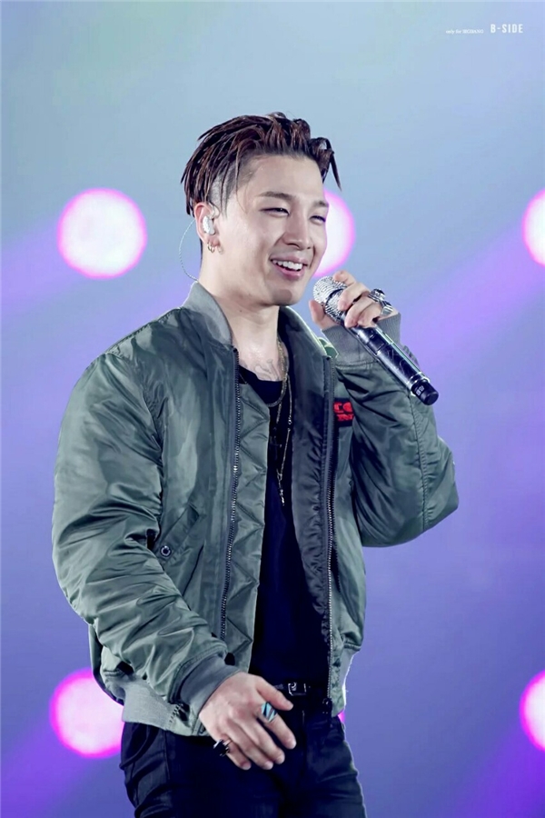 
Quăng áo xuống tặng là một thủ tục thường thấy tại các concert của nhóm nhạc nam. Tuy nhiên, nó lại khiến cho Taeyang vô tình trở thành "người châm ngòi" cho trận chiến của fan.