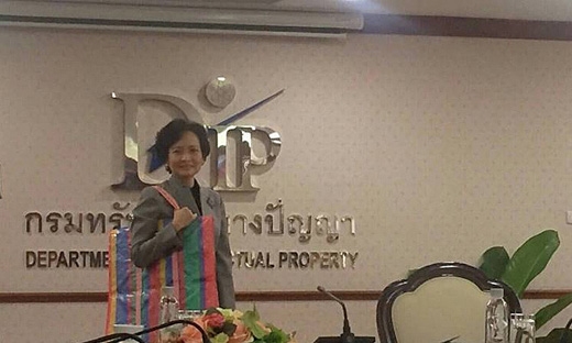 
Tổng giám đốc Bộ Sở hữu Trí tuệ Thái Lan mang chiếc túi hàng Thái đến cuộc họp báo. (Ảnh: bangkok.coconuts)
