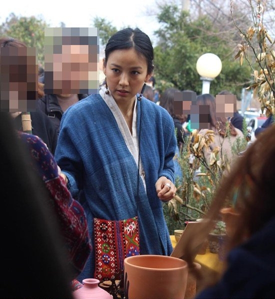 Xuất hiện tại chợ trời, Lee Hyori bị nghi đang mang thai