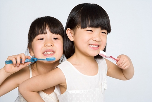
Trẻ em hay dễ bị trúng độc do nuốt phải kem đánh răng. (Ảnh: Internet)