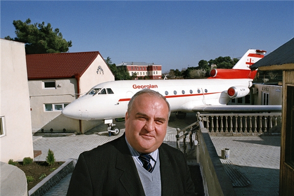 
Thầy Gari Chapidze - hiệu trưởng của trường mẫu giáo "máy bay". (Ảnh: Internet)
