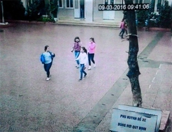 
Hình ảnh 4 bé gái rủ nhau trốn học được ghi lại qua camera của trường. (Ảnh: Internet)