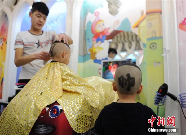 
Kiểu tóc mới độc đáo của các bé trai. (Ảnh: Chinanews)
