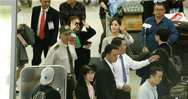 
Hyomin và Jiyeon vui vẻ vẫy tay chào người hâm mộ tại sân bay