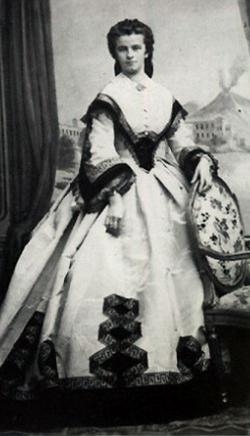 
Công chúa Mathilde của vương quốc Bavaria có tên đầy đủ là Mathilde Marie Theresia Henriette Christine Luitpold (1877 - 1906) là con thứ sáu của Vua Ludwig III và Hoàng hậu Maria Theresa. Công chúa qua đời khi tuổi đời còn rất trẻ: vừa tròn 28 tuổi. (Ảnh: Internet)