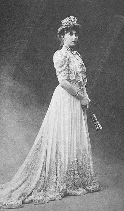 
Nữ hoàng Victoria Eugenie Battenberg (1887 - 1969) là nữ hoàng của Tây Ban Nha - vợ vua Alfonso XIII. Bà là cháu gái của Nữ hoàng Victoria và là chị em họ của nhiều nhân vật quan trọng trong các gia đình hoàng tộc khác như vua George V (Vương quốc Anh), Nữ hoàng Maud (Na Uy), Hoàng hậu Alexandra Feodorovna (Nga), Hoàng hậu Marie (Romania), Hoàng đế Wilhelm II (Đức) và Hoàng hậu Sophia (Hy Lạp). (Ảnh: Internet)
