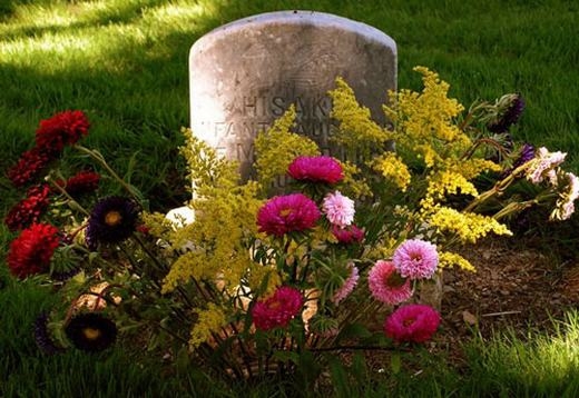 
Bạn có bao giờ thắc mắc vì sao người ta lại đặt hoa trên mộ, vứt hoa xuống huyệt? Theo người xưa, họ cho rằng như vậy thì linh hồn của người chết sẽ không thể "trèo" ra khỏi mộ để đi lang thang trong cuộc sống thực, hay hoa xoa dịu linh hồn người chết... Tuy nhiên, các nhà khoa học cho biết do trước đây, việc ướp xác, khử mùi xác chưa phát triển nên việc vứt hoa chỉ để khử mùi và thói quen đó vẫn tiếp diễn cho đến ngày nay. (Ảnh: Internet)