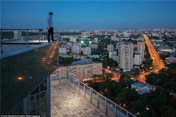 
Semenov nhìn ra cảnh quan tuyệt đẹp của Dubai sau khi chạm tới đỉnh cao nhất của tòa nhà này. (Ảnh: Daily Mail)Semenov cùng một anh bạn dũng cảm đang lơ lửng giữa một sân bay trực thăng. (Ảnh: Daily Mail)