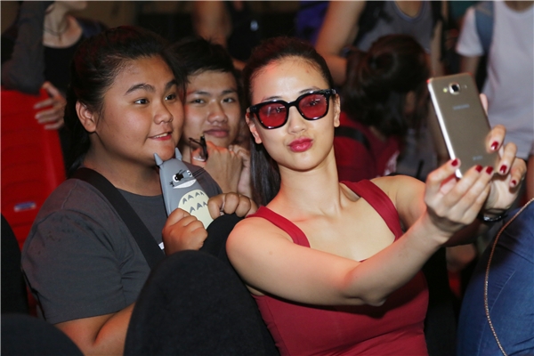 
Nữ ca sĩ tạo dáng "xì-tin" khi selfie cùng fan nhí. - Tin sao Viet - Tin tuc sao Viet - Scandal sao Viet - Tin tuc cua Sao - Tin cua Sao