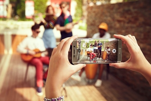
Smartphone Galaxy S6 edge – Điện thoại đầu tiên trên thế giới có màn hình cong tràn hai cạnh độc đáo và quyến rũ.