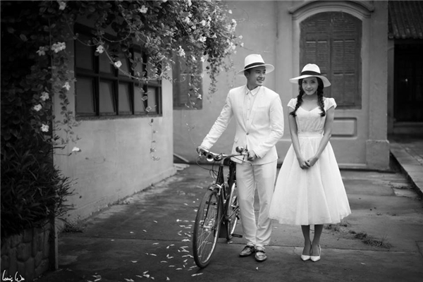 Lương Thế Thành lãng mạn nắm tay vợ sắp cưới dạo phố - Tin sao Viet - Tin tuc sao Viet - Scandal sao Viet - Tin tuc cua Sao - Tin cua Sao