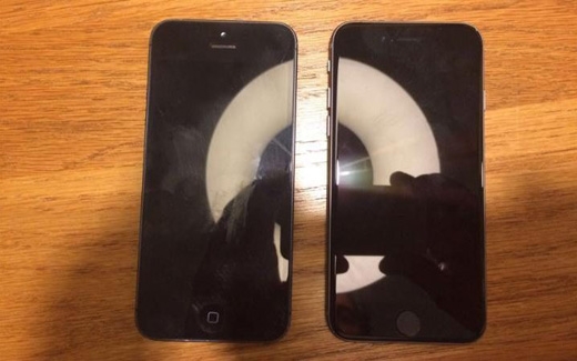 
So sánh màn hình của ​iPhone SE (phải) và iPhone 5s.