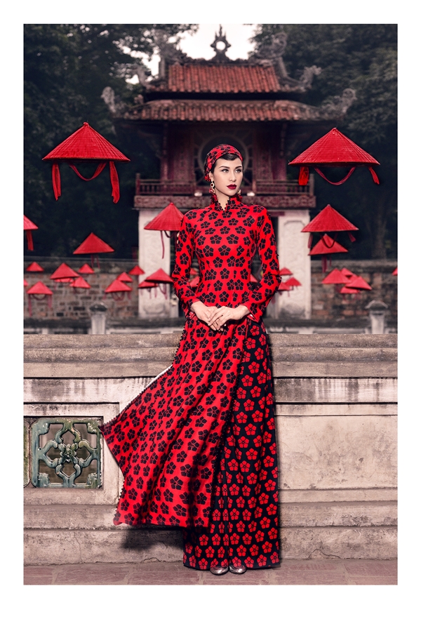 
Phương Mai nồng nàn với sắc đỏ kết hợp họa tiết màu đen trầm mặc, nhẹ nhàng.